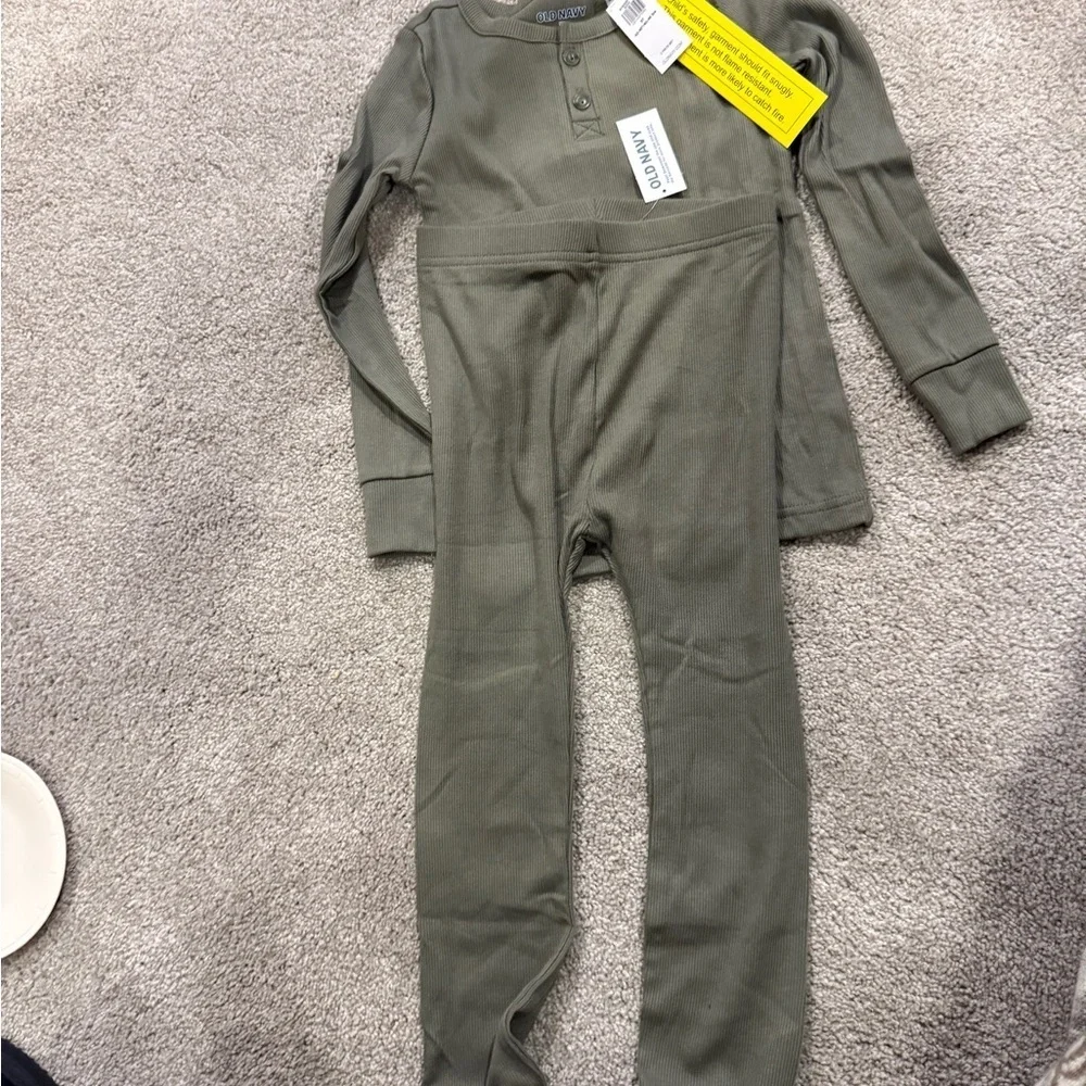 Old Navy 5T Green 2-Piece Pajamas- Long Sleeve and Pants- NWT